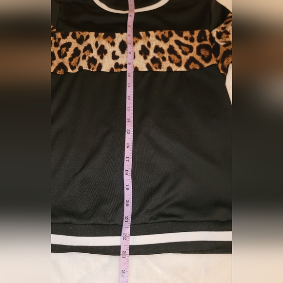 Womans small leopard print long sleeve top - Picture 7 of 7